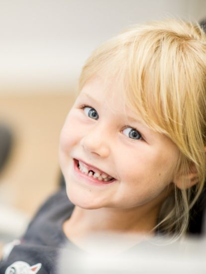 Bei ADENTICS in Berlin|Zahnkorrektur mit herausnehmbaren bunte Zahnspangen für kinder ab 8-18 Jahre
