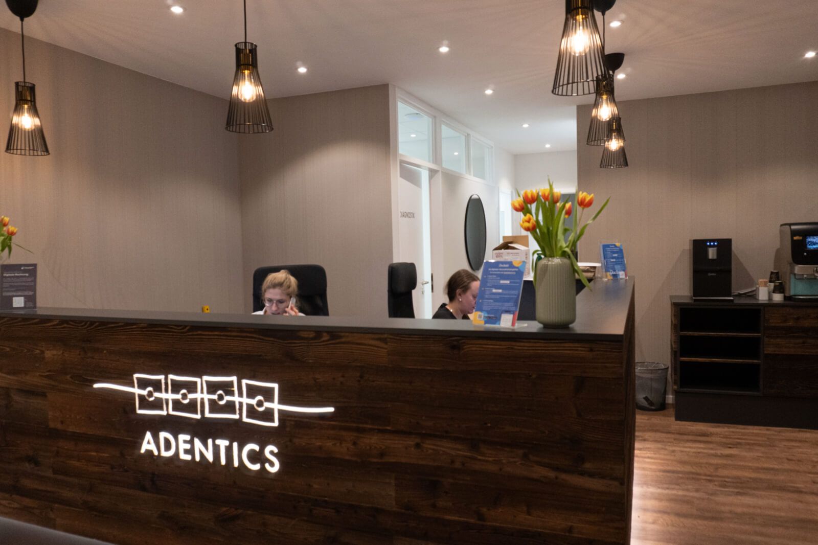 Willkommen bei ADENTICS in Berlin Lichtenberg – Eingangsbereich