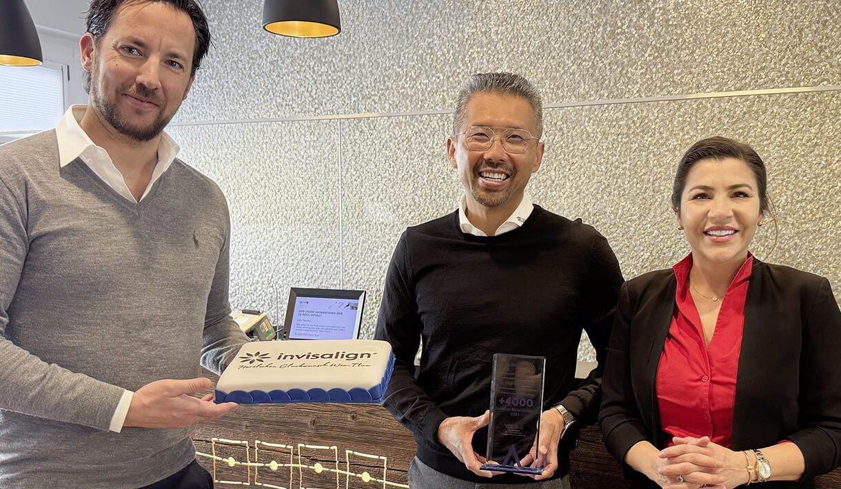 ADENTICS ausgezeichnet für über 4.000 Invisalign-Behandlungen! 